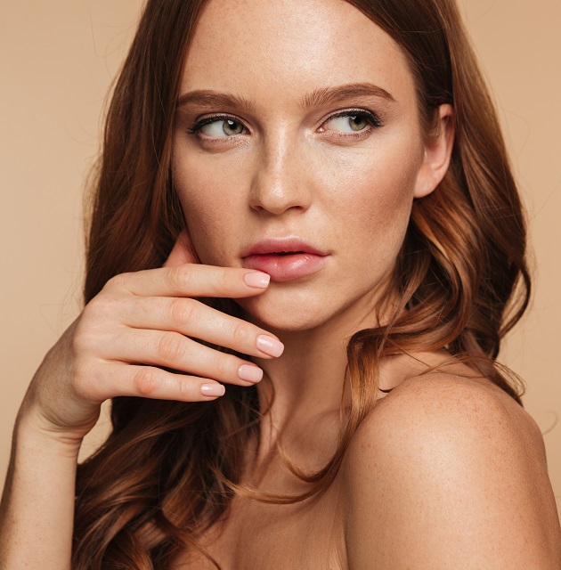 Close-up Beauty portrait of mystery ginger woman with long hair ácido hialurónico Nou Barris